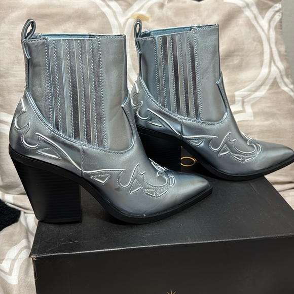 Faye Ankle Boot - Picture 2 of 4